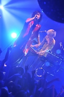 石毛輝（Vo, G, Syn / 左）と岡本伸明（Syn, Cowbell / 右）。（撮影：小川舞）