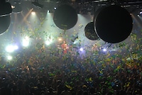 ライブではカラフルなテープが舞う演出も。（撮影：小川舞）