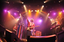 アンコールではサンタクロースに扮し新曲をプレゼントしたthe telephones。（撮影：小川舞）