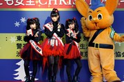 「冬休みの子ども安全クリスマスキャンペーン」に参加したBABYMETAL。