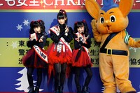 「冬休みの子ども安全クリスマスキャンペーン」に参加したBABYMETAL。