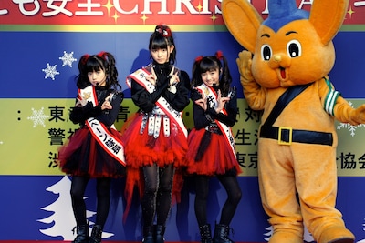 「冬休みの子ども安全クリスマスキャンペーン」に参加したBABYMETAL。