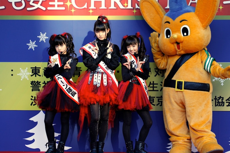 「冬休みの子ども安全クリスマスキャンペーン」に参加したBABYMETAL。