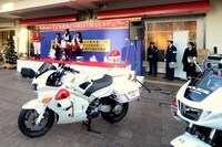 渋谷駅前ハチ公広場で行われた「冬休みの子ども安全クリスマスキャンペーン」イベントの模様。