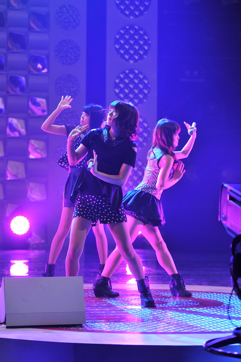 「Rの法則 2012 ホントに高校生に響いた歌」のNegicco歌収録の様子。なお番組はNHK総合「第63回NHK紅白歌合戦」直前の放送となる。