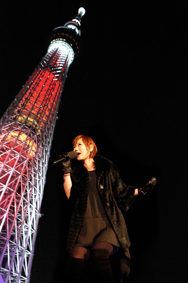 東京スカイツリーの期間限定ライティング「キャンドルツリー」と絢香。