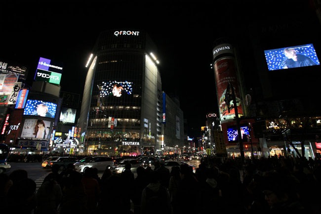 東京・渋谷駅前のビジョンジャックの様子。