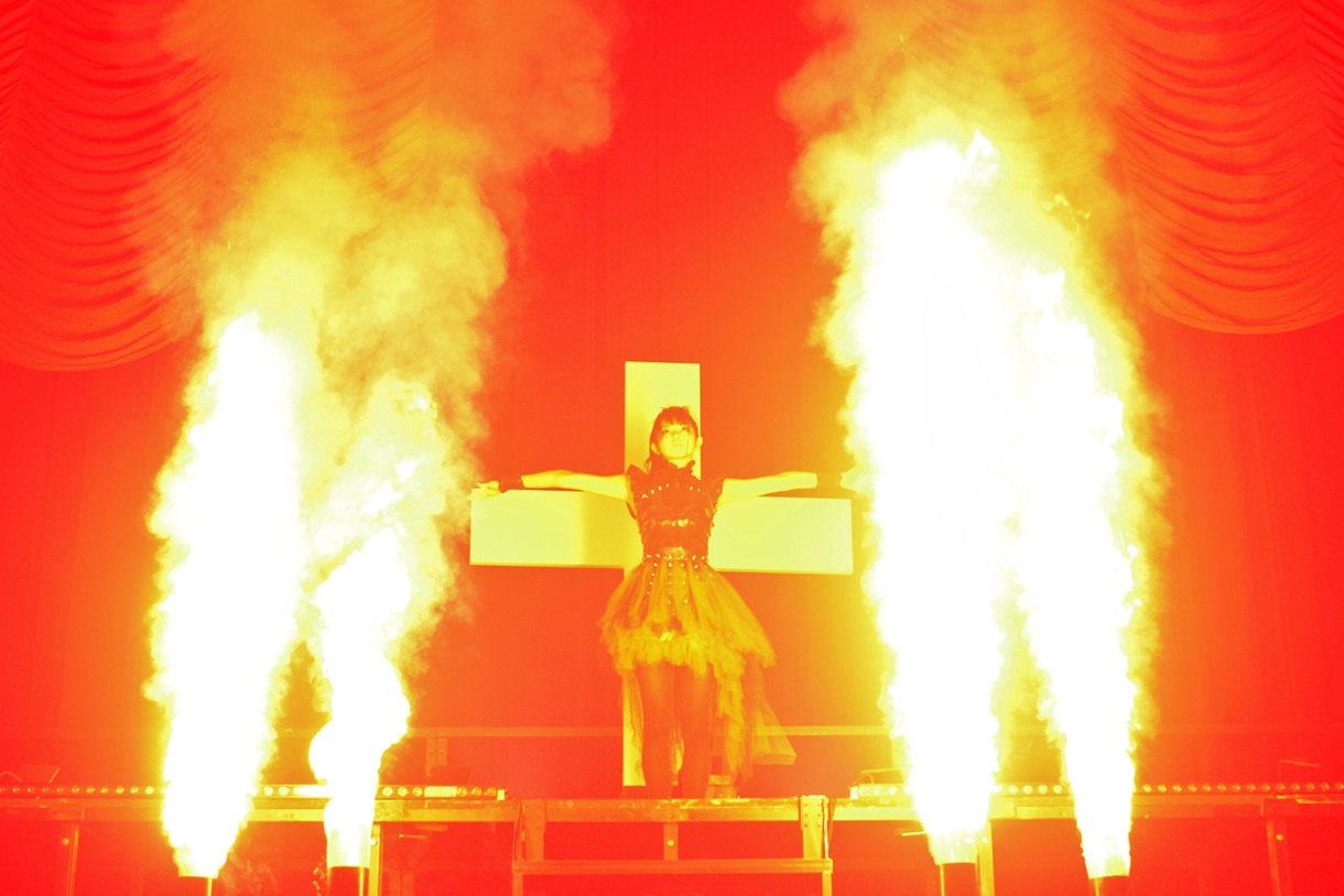 12月20日に行われたBABYMETAL赤坂BLITZ公演の様子（Photo by Taku Fujii）。
