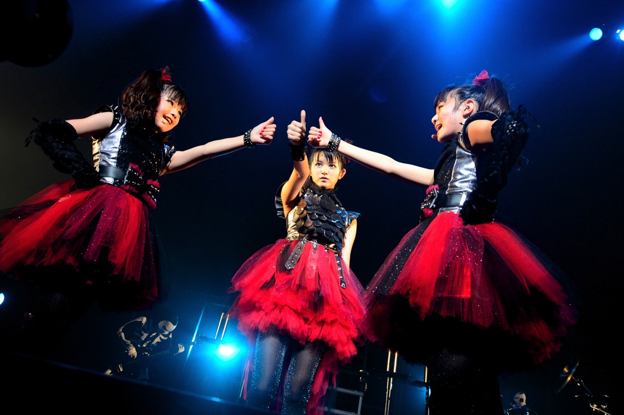 12月20日に行われたBABYMETAL赤坂BLITZ公演の様子（Photo by Taku Fujii）。
