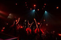 12月20日に行われたBABYMETAL赤坂BLITZ公演の様子（Photo by Taku Fujii）。