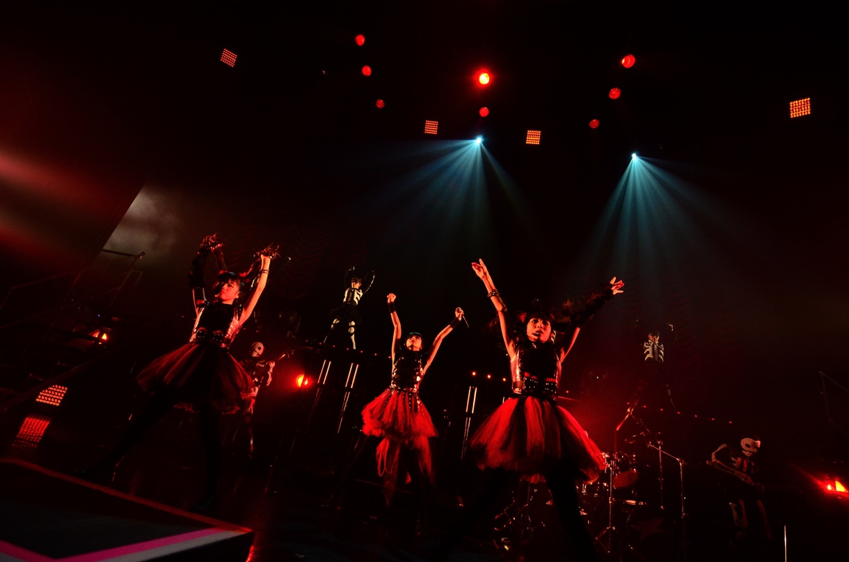 12月20日に行われたBABYMETAL赤坂BLITZ公演の様子（Photo by Taku Fujii）。