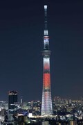 東京スカイツリーの期間限定ライティングで23日に初披露された「キャンドルツリー」。燃え続けるクリスマスキャンドルの炎をイメージしているとのこと。