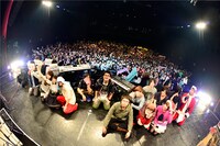 イベントの最後に行われたオーディエンスとの記念撮影。