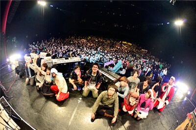 イベントの最後に行われたオーディエンスとの記念撮影。