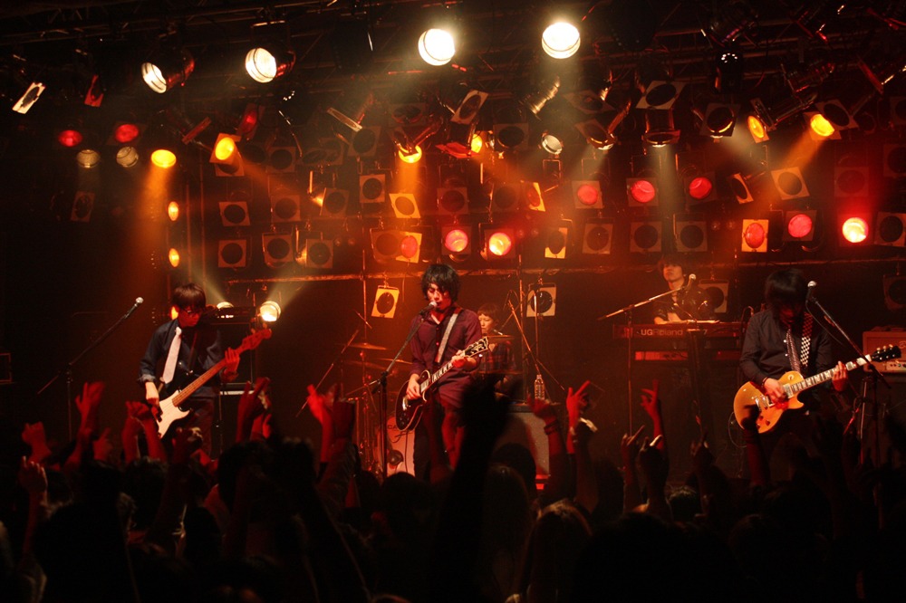 2012年11月30日に東京・WWWで行った「live tour 2012 autumn～虹かかる秋の夜長に～」最終公演でのアンダーグラフ。