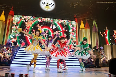 「ももいろクリスマス2012～さいたまスーパーアリーナ大会～」の様子（Photo by Hajime Kamiiisaka）。