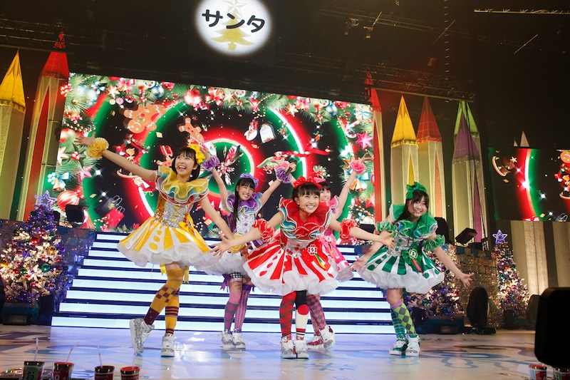 「ももいろクリスマス2012~さいたまスーパーアリーナ大会~」の様子(Photo by Hajime Kamiiisaka)。
