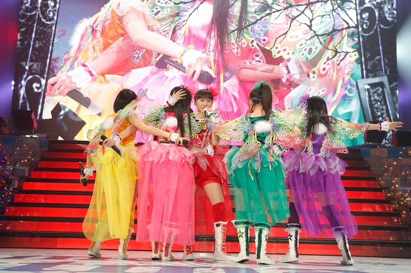 「ももいろクリスマス2012~さいたまスーパーアリーナ大会~」の様子(Photo by Hajime Kamiiisaka)。