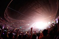 「ももいろクリスマス2012～さいたまスーパーアリーナ大会～」の様子（Photo by Hajime Kamiiisaka）。