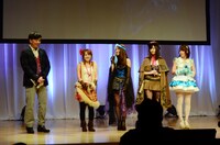 プロデューサー 廣重演久とAKB48（左から高橋みなみ、大島優子、島崎遥香、川栄李奈）。(C)AKS (C)コーエーテクモゲームス All rights reserved.