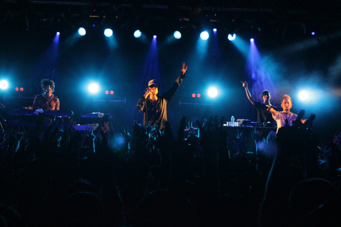 写真は12月24日のライブの模様。