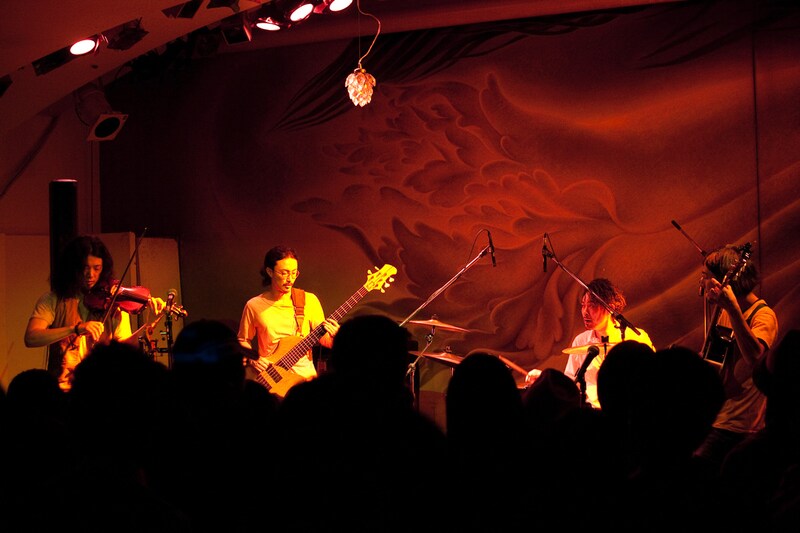 東京・青山CAYでライブを行うNabowa。