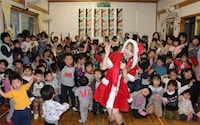 わかくさ保育園でのクリスマスライブの模様。