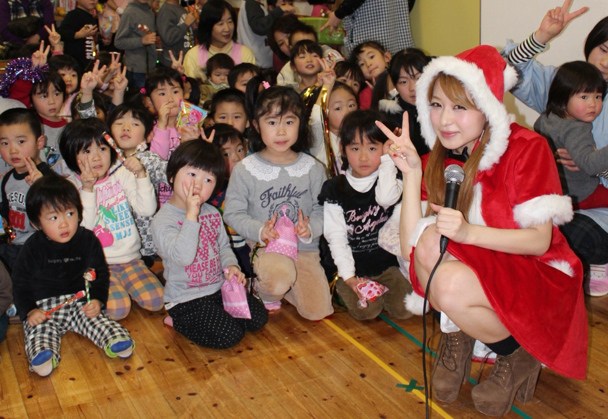 わかくさ保育園でのクリスマスライブの模様。