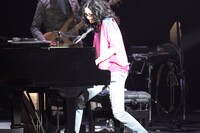 アンジェラ・アキは現在も最新アルバム「BLUE」を携えた全国ツアーを敢行中。ツアーは3月3日まで行われる。