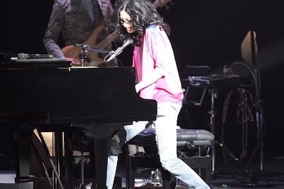 アンジェラ・アキは現在も最新アルバム「BLUE」を携えた全国ツアーを敢行中。ツアーは3月3日まで行われる。