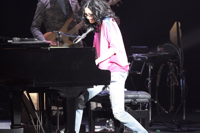 アンジェラ・アキは現在も最新アルバム「BLUE」を携えた全国ツアーを敢行中。ツアーは3月3日まで行われる。