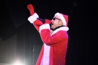 1曲目「トゥナイト」で最後に出てきたILMARIはサンタクロースの仮装姿。場内は女性たちの黄色い歓声がこだました。