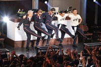 「Wonderful」のアウトロにて5人全員でお決まりのラインダンスを踊るRIP SLYME。