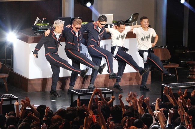 「Wonderful」のアウトロにて5人全員でお決まりのラインダンスを踊るRIP SLYME。