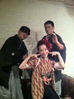 餅つきを担当するメンバー。左からANI、篠原ともえ、ピエール瀧。