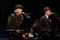 「高橋幸宏 60th Anniversary Live」の様子。鈴木慶一（手前）、高橋幸宏（奥）。