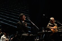 「高橋幸宏 60th Anniversary Live」の様子。高橋幸宏（手前）、細野晴臣（奥）。