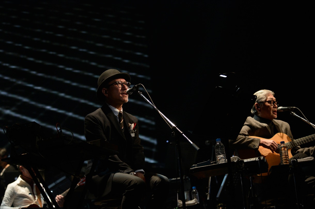 「高橋幸宏 60th Anniversary Live」の様子。高橋幸宏（手前）、細野晴臣（奥）。
