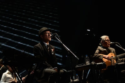 「高橋幸宏 60th Anniversary Live」の様子。高橋幸宏（手前）、細野晴臣（奥）。