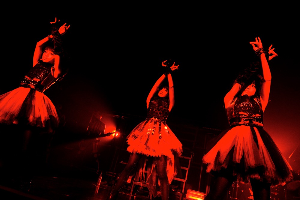 12月20日に行われたBABYMETAL赤坂BLITZ公演の様子（Photo by Taku Fujii）。