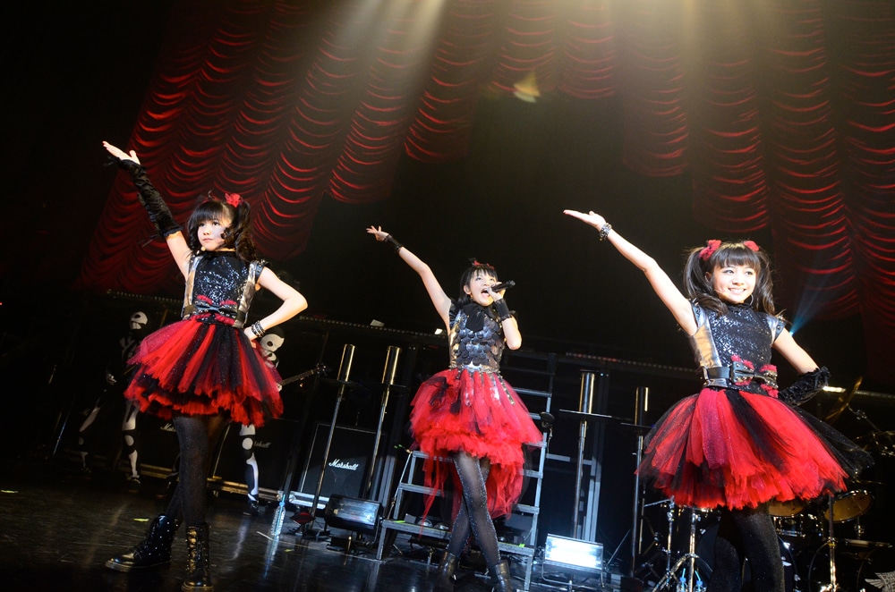 12月20日に行われたBABYMETAL赤坂BLITZ公演の様子（Photo by Taku Fujii）。