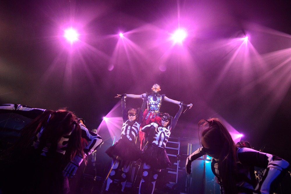 12月20日に行われたBABYMETAL赤坂BLITZ公演の様子（Photo by Taku Fujii）。