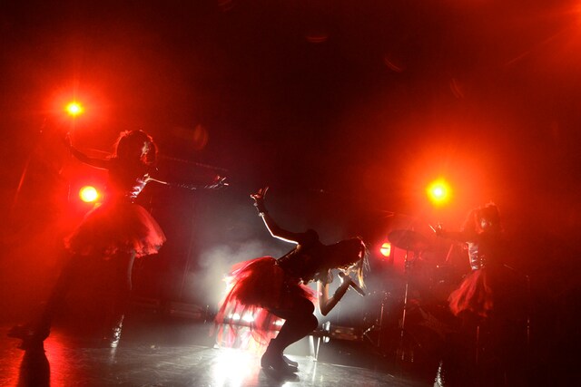 12月20日に行われたBABYMETAL赤坂BLITZ公演の様子（Photo by Taku Fujii）。