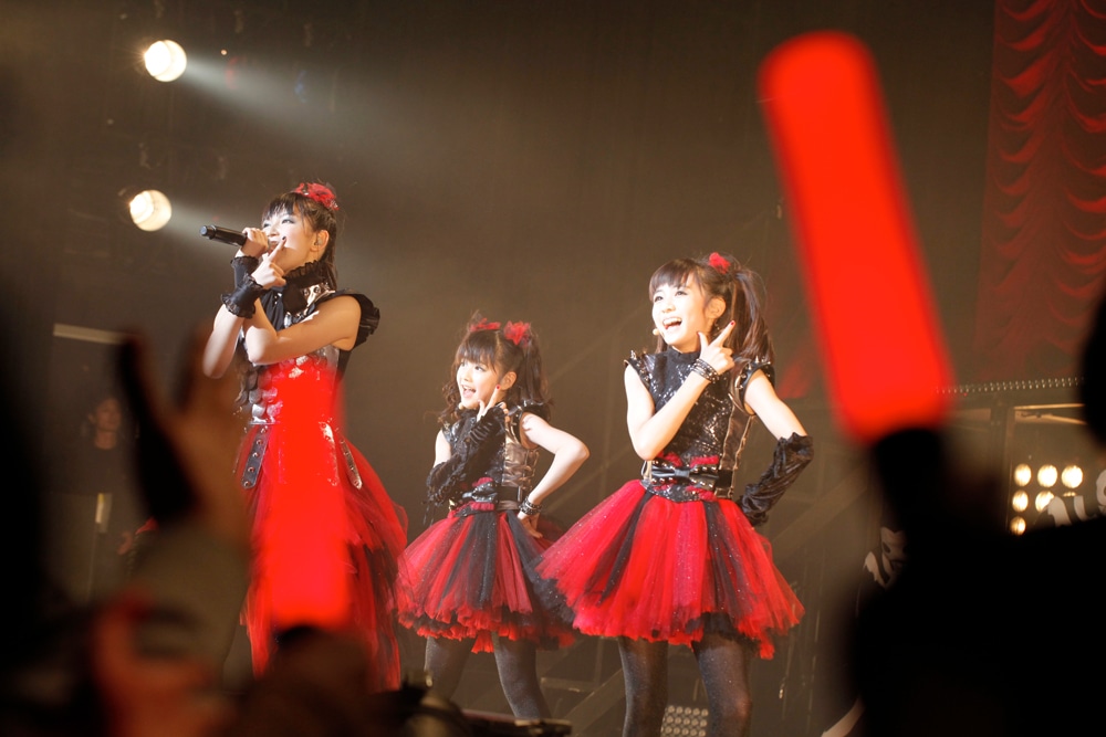 12月20日に行われたBABYMETAL赤坂BLITZ公演の様子（Photo by Taku Fujii）。