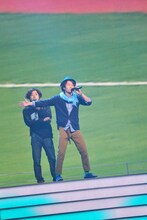 リハーサル中のナオト・インティライミ。女子サッカー日本代表の名場面集をバックにパフォーマンスを行う。