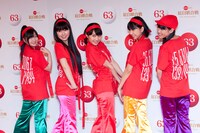 揃いのTシャツを用意してリハに挑んだももいろクローバーZ。Tシャツの背中に書かれている文字については高城れに曰く「秘密」とのこと。