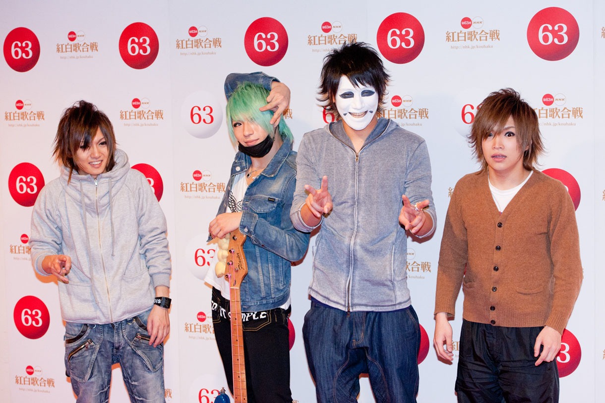 今週の人気の画像4位は「ゴールデンボンバー、下ネタだらけ紅白リハ爆笑会見」より、ゴールデンボンバー。