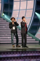 リハーサル中の森進一。