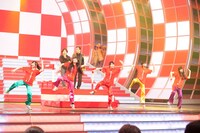 リハーサル中の細川たかしとももいろクローバーZ。