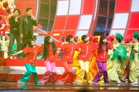 リハーサル中の細川たかしとももいろクローバーZ。